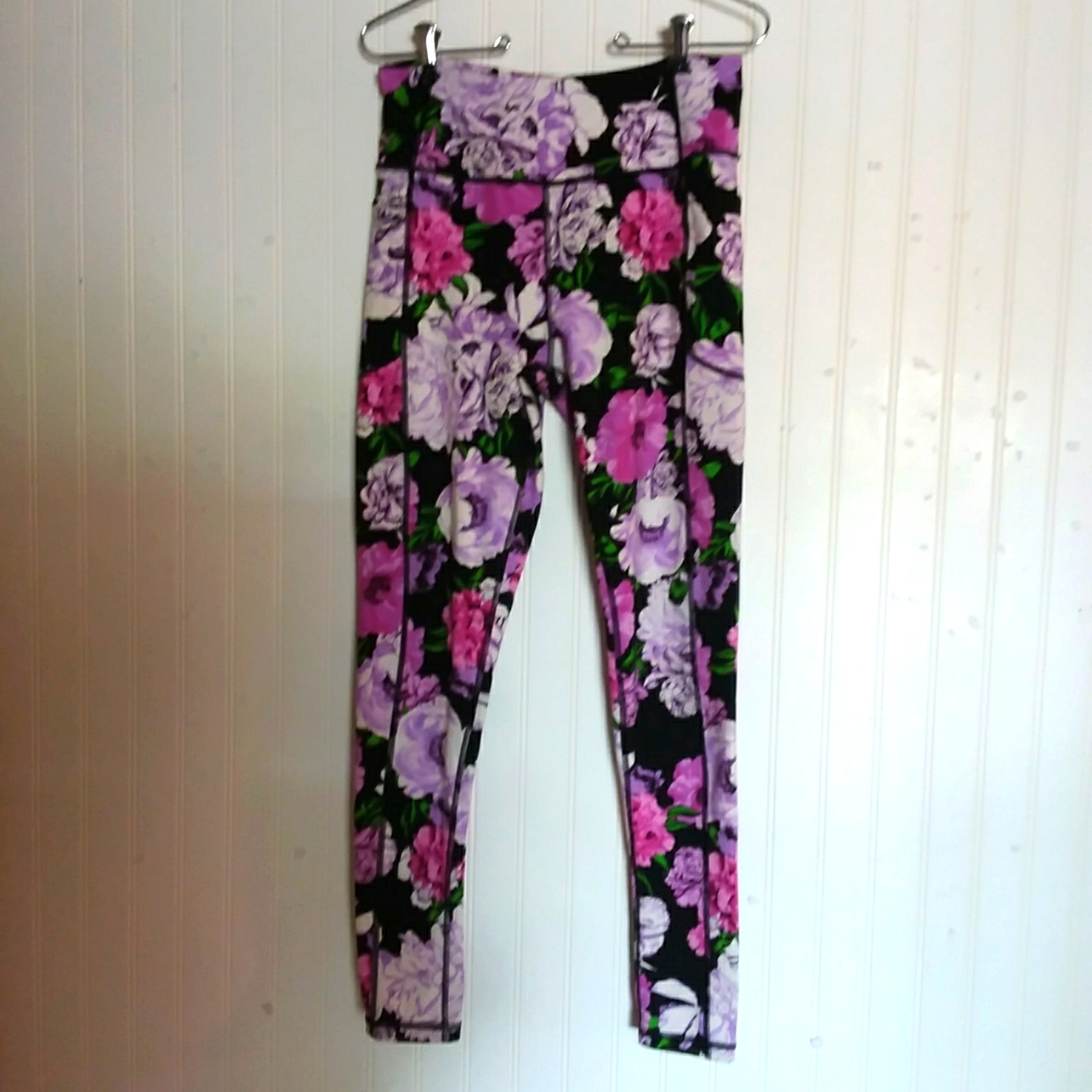 VICTORIA SECRET leggings in size large.